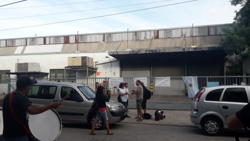 Empresario macrista dueño de Tsu Cosméticos adeuda 3 meses de sueldo y es acusado de vaciamiento. Él le echa la culpa a Milei